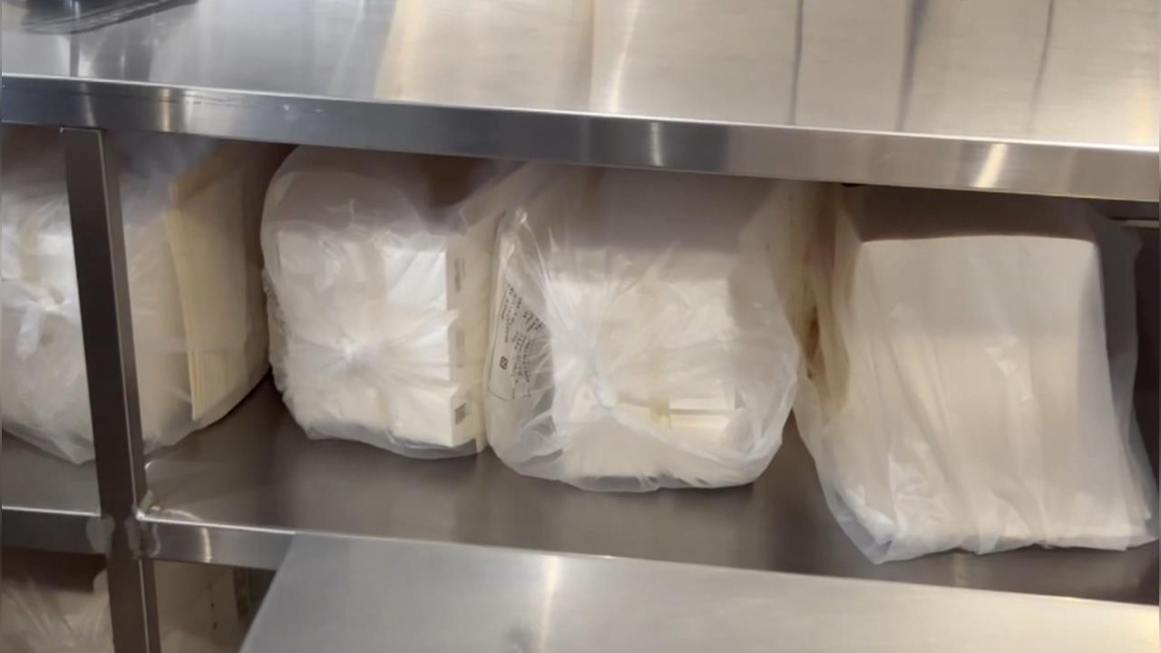 超噁！台中爌肉飯店「便當爬多隻小蟲」　食安處出手了