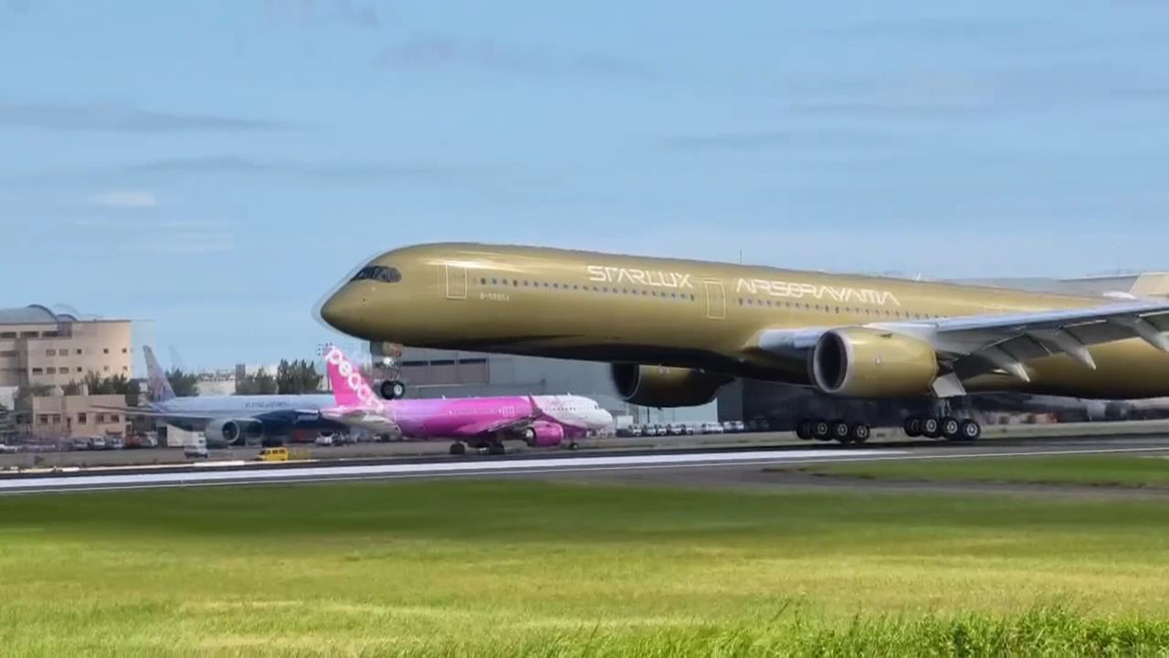 國籍航空藝術機「空山金」抵台　　「金銀雙機」同框飛機迷搶拍