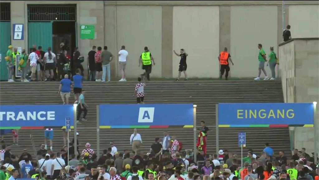 歐洲國家盃足賽「義克」關鍵性一戰　球迷企圖逃票進場被警察抓