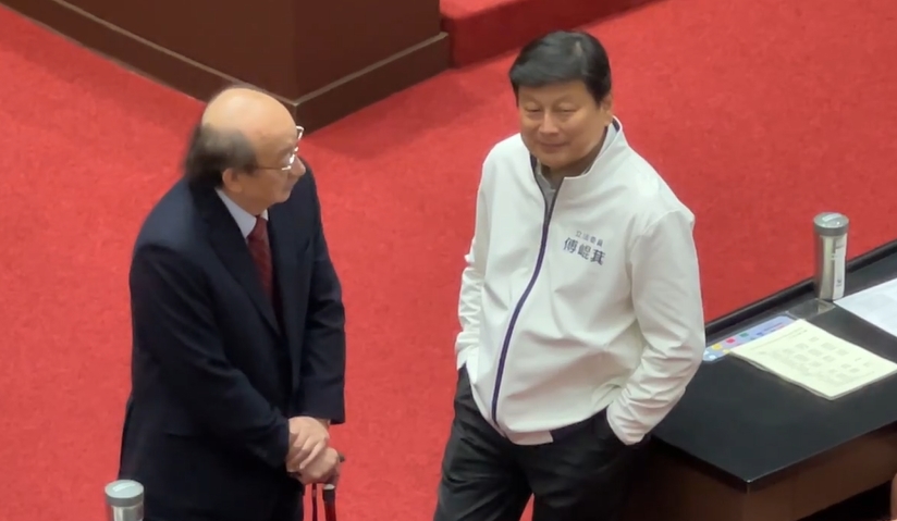 快新聞／員工宿舍被搜索傅崐萁人在立院！手插口袋神色自若和「他」聊天　畫面曝