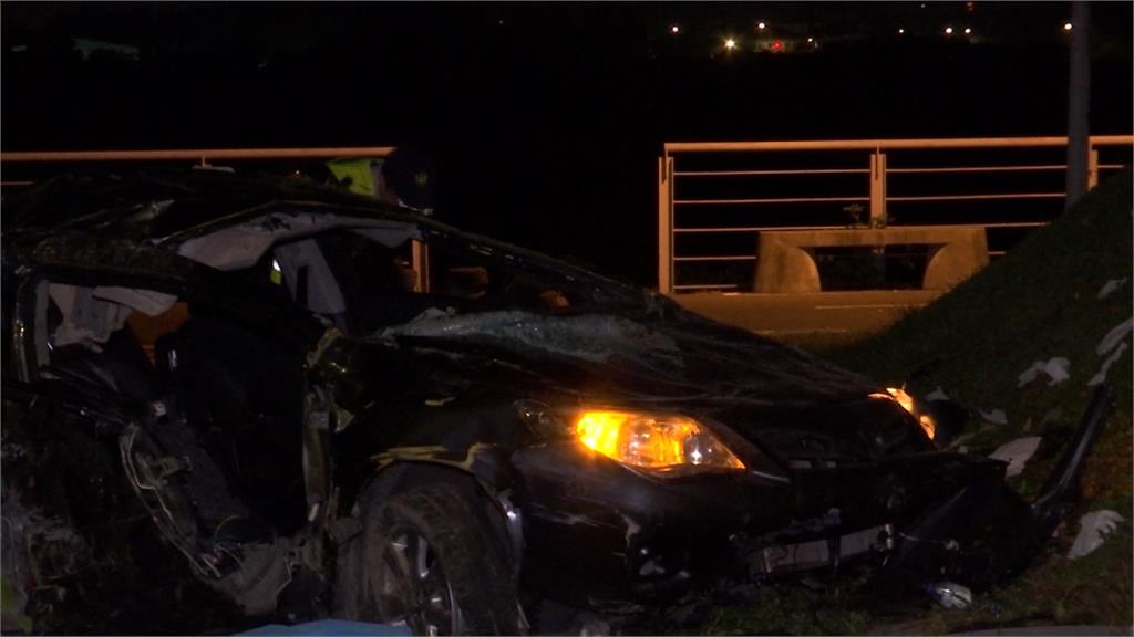 疑車速過快擦撞護欄翻車 釀1死1重傷