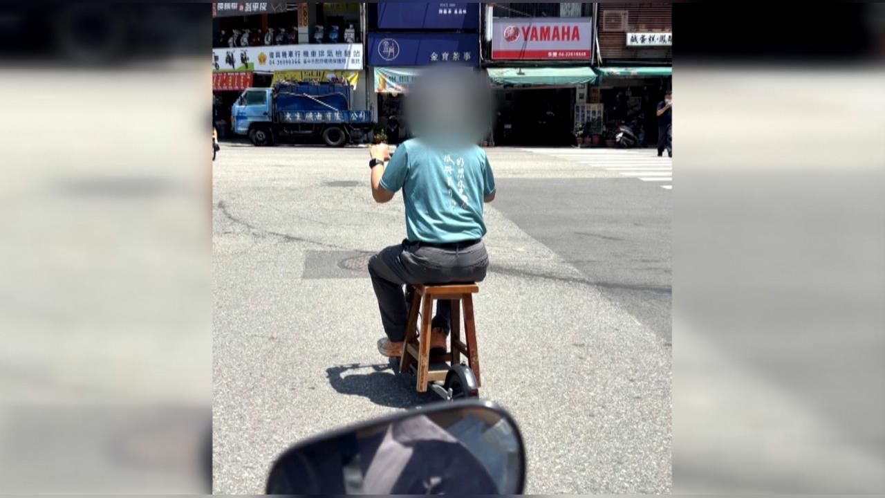 超chill!阿伯騎滑板車加裝板凳 警:違規上路最高罰3600元