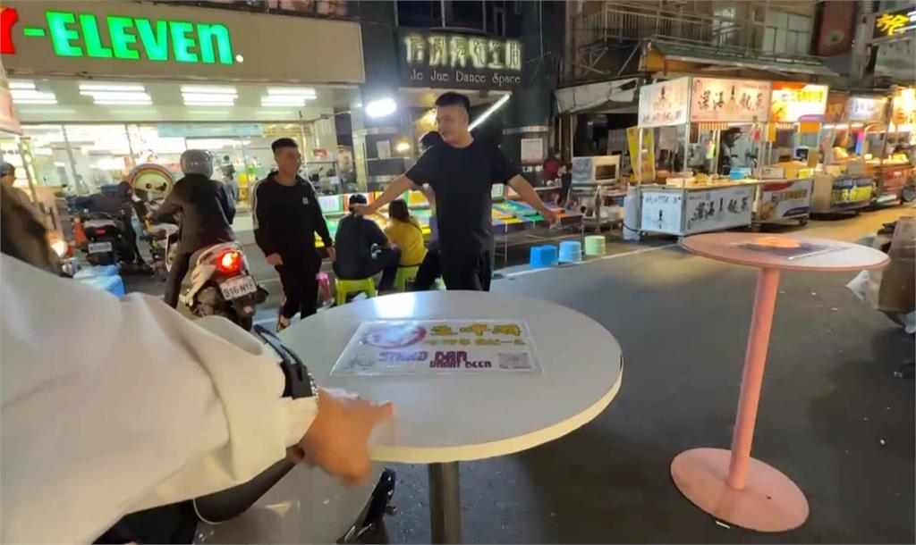 一週鬧兩次！六合夜市醉男失控鬧超商　「街頭亮刀」嚇壞民眾
