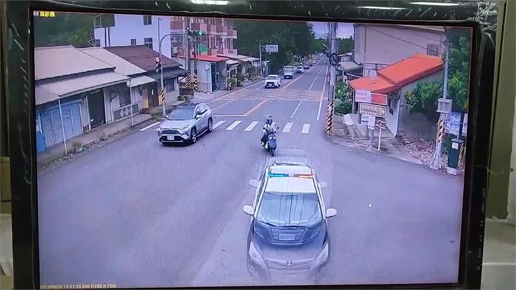 為閃轉彎機車　台東警車逆向撞上民宅、號誌燈桿