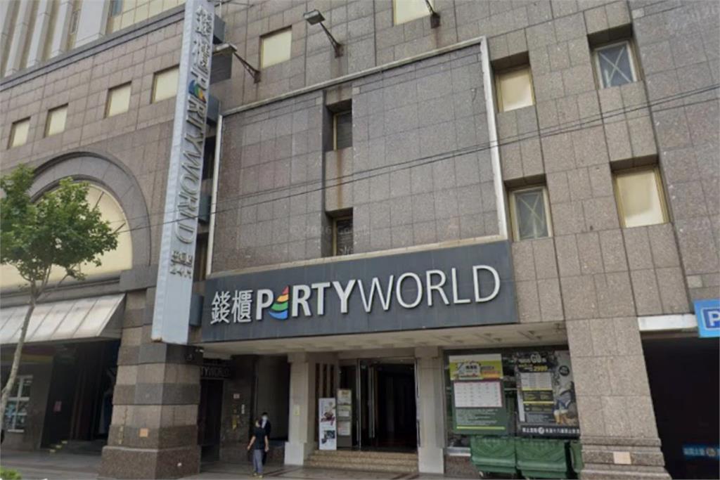 好噁！錢櫃醉男「尿進公用飲料壺」　業者急宣布：全部下架換新、依法追究