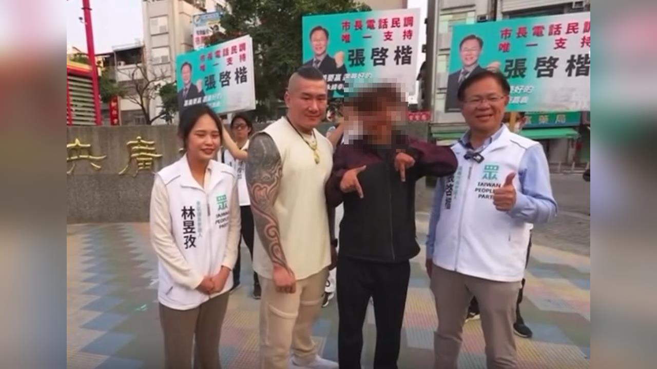 快新聞/影射柯文哲?他與館長合照竟比「這手勢」 網友笑翻:17年