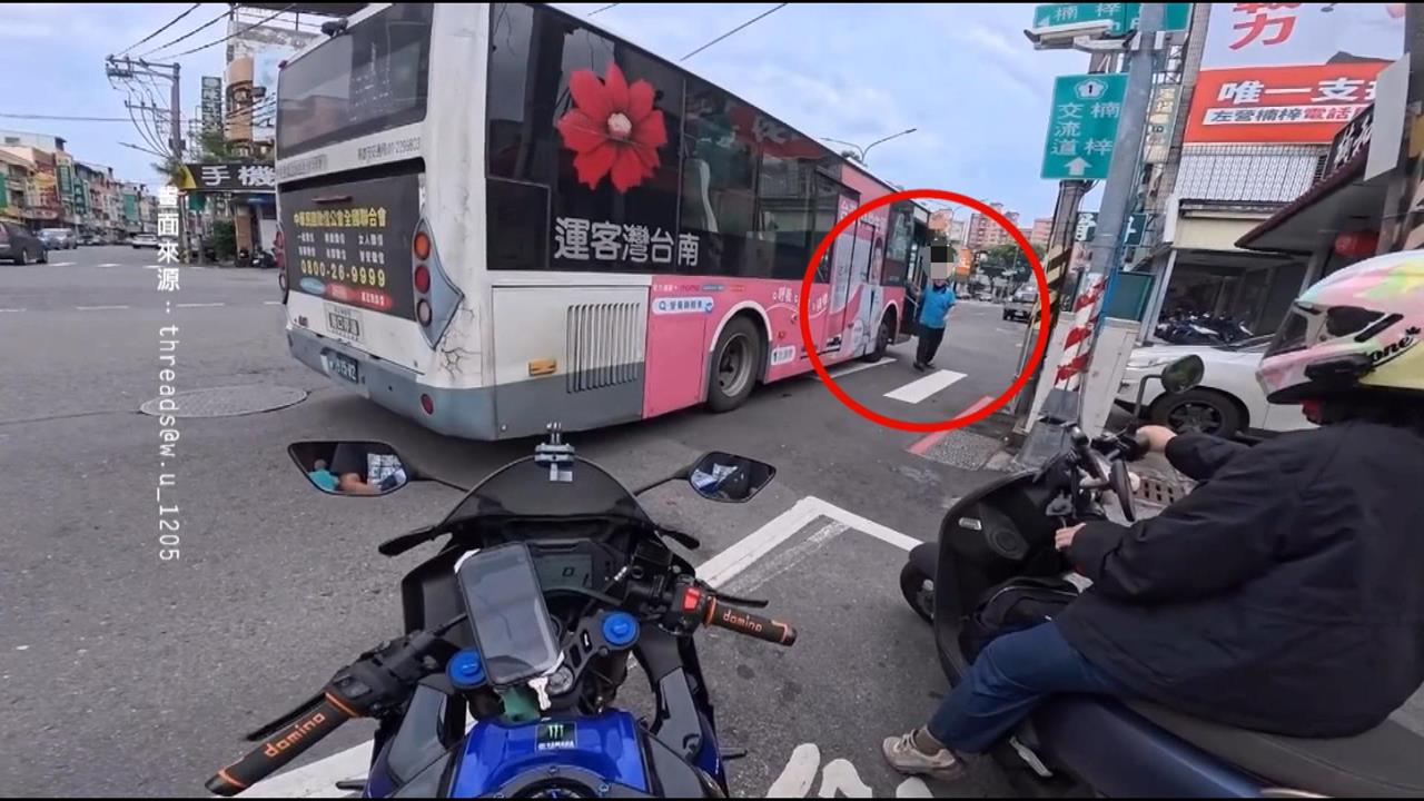 高雄公車司機槓上騎士　路邊停車怒嗆恐挨罰