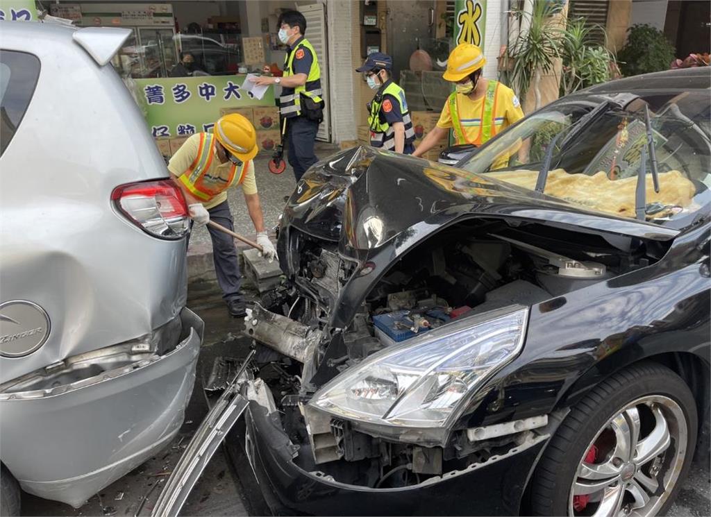 快新聞/北市22歲酒駕男失控自撞「車頭全毀」 8輛機車、1部汽車慘遭撞爛