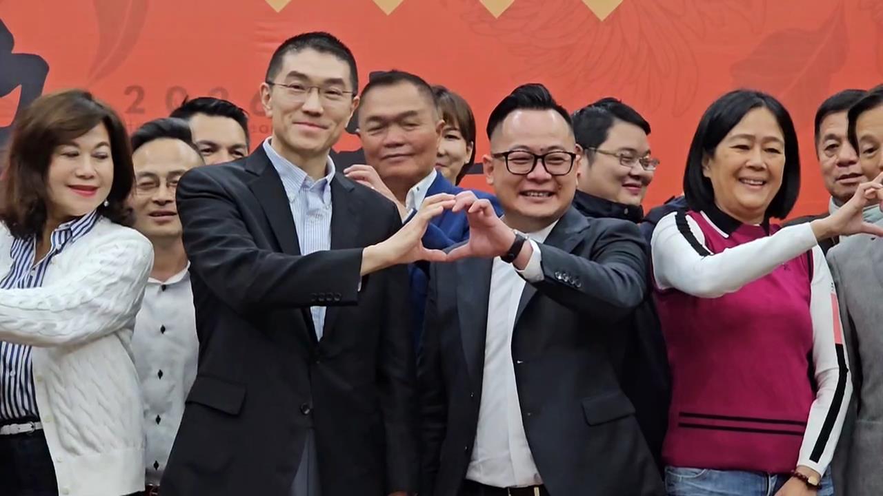 基隆議會新春團拜　童子瑋、謝國樑比愛心手勢