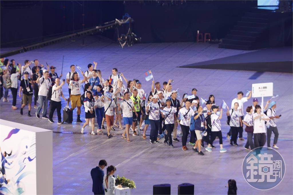 圖輯／那個男人來了！黃仁勳世壯運聖火代表壓軸出場　全場歡呼