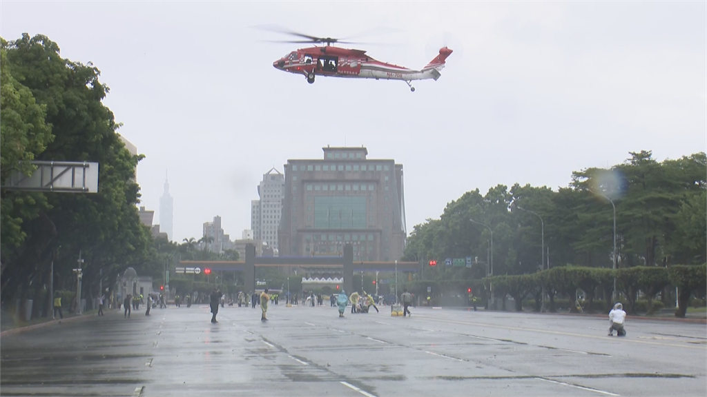 快新聞／黑鷹直升機今上午在府前盤旋測試 廣場架8支機動氣象站測風速