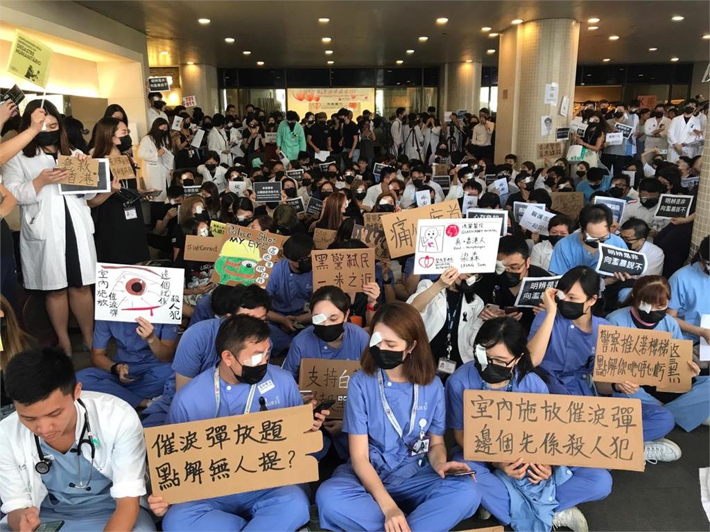 反送中／「警察殺人，醫護救人！」香港13家醫院發起罷工靜坐