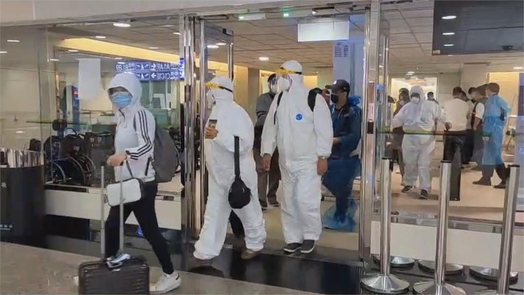 擔心回不來！ 12/1秋冬防疫專案啟動 入境須附陰性證明 旅客趕期限前返台