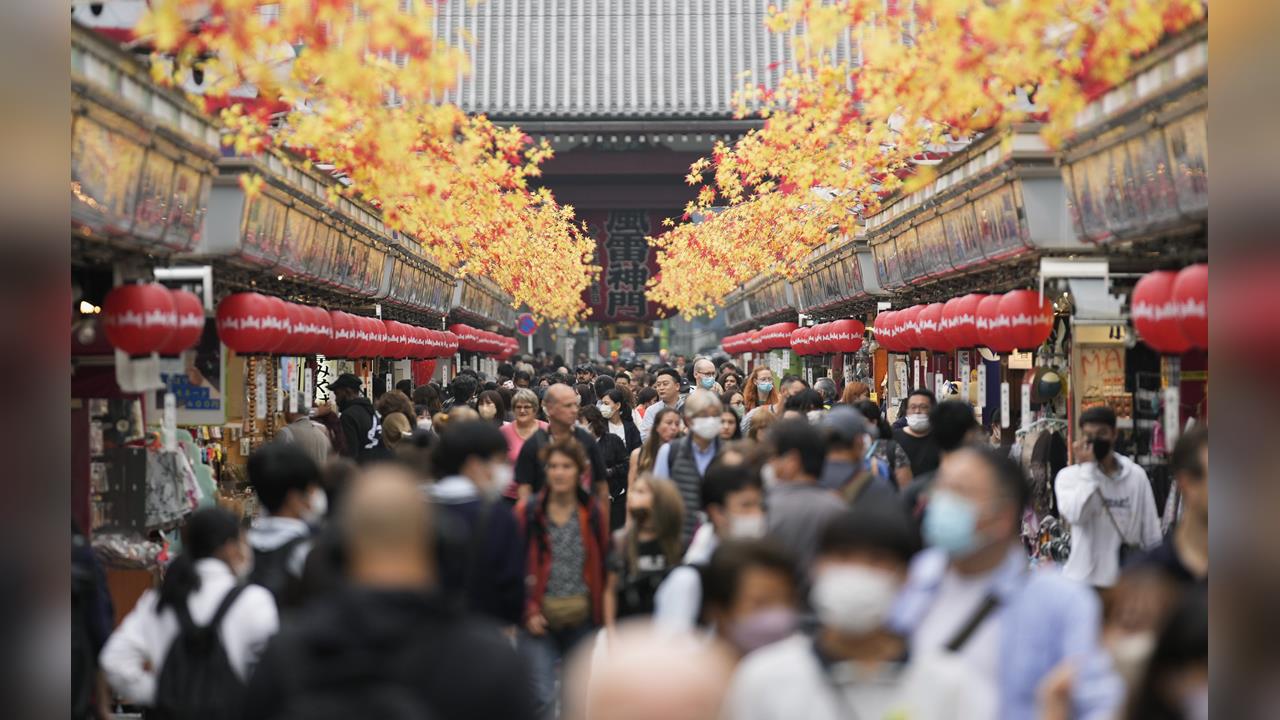 中赴日觀光公害! 「霸占馬路、闖鐵路拍照」日人困擾