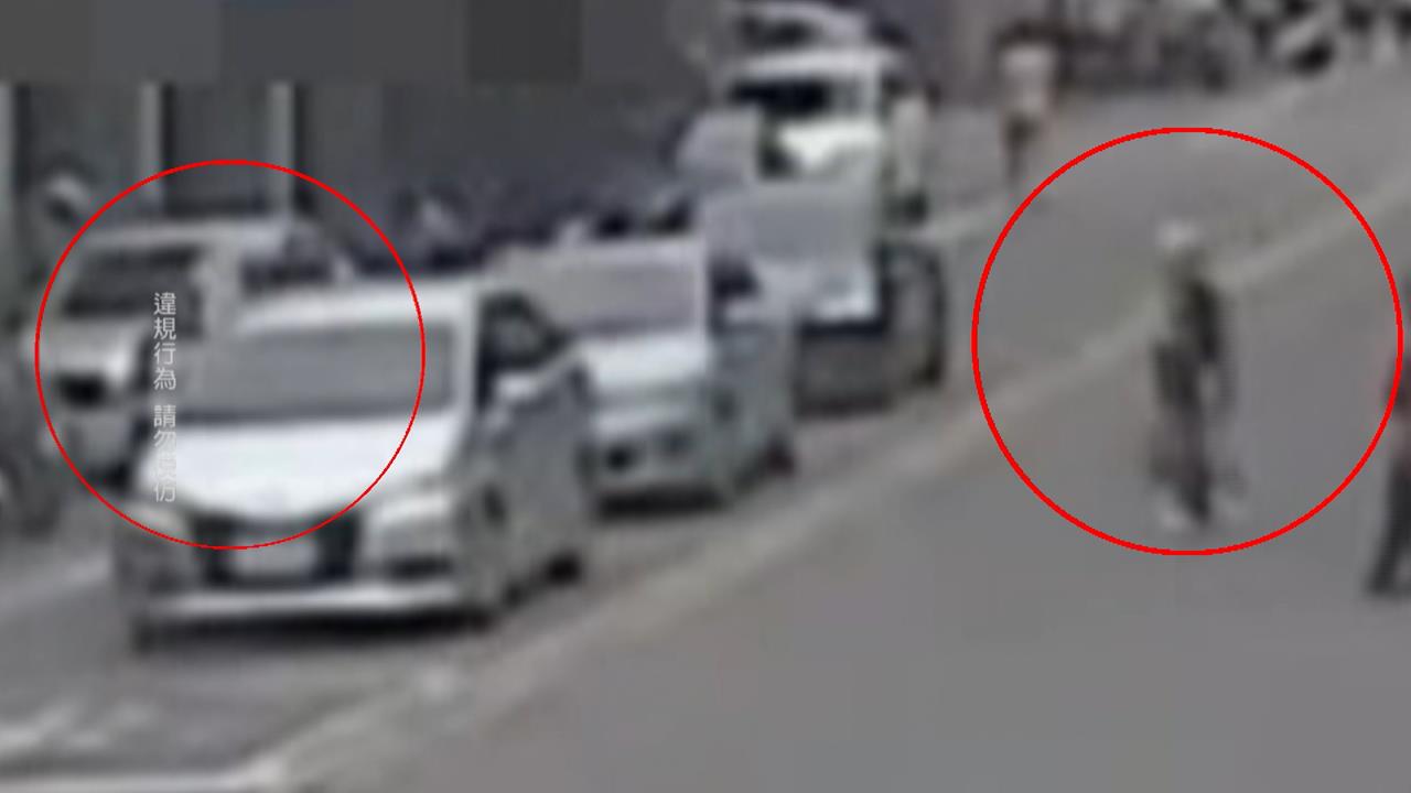 故意開烏龜車？　轎車趁停85秒紅燈　讓2婦路中央上車