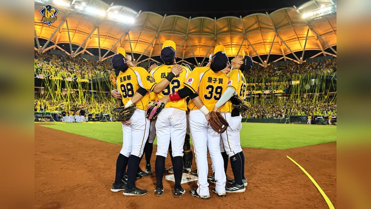 中職(影)／勇奪隊史第20座季冠軍寫聯盟紀錄！中信兄弟封王萬名球迷主場拋黃彩帶