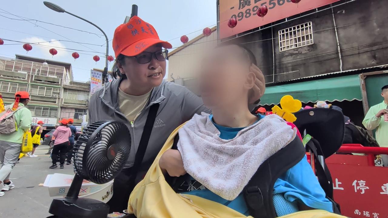 白沙屯媽祖進香!婦推抱腦麻兒還願 善心民眾提供免費充電站