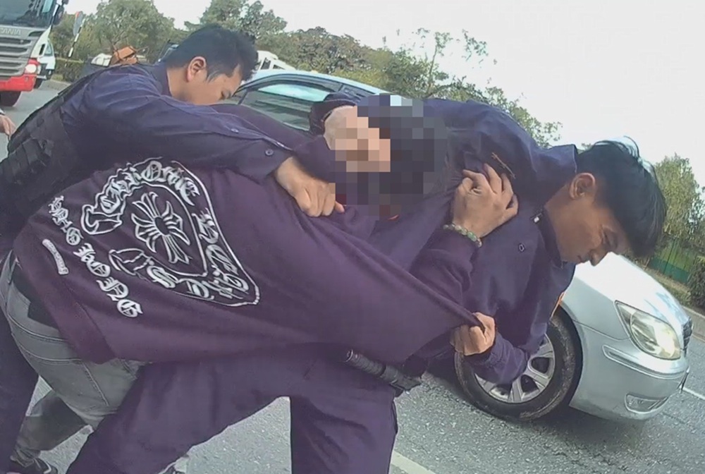 因借車反目　子強行開走轎車母報警攔竟揮刀拒檢