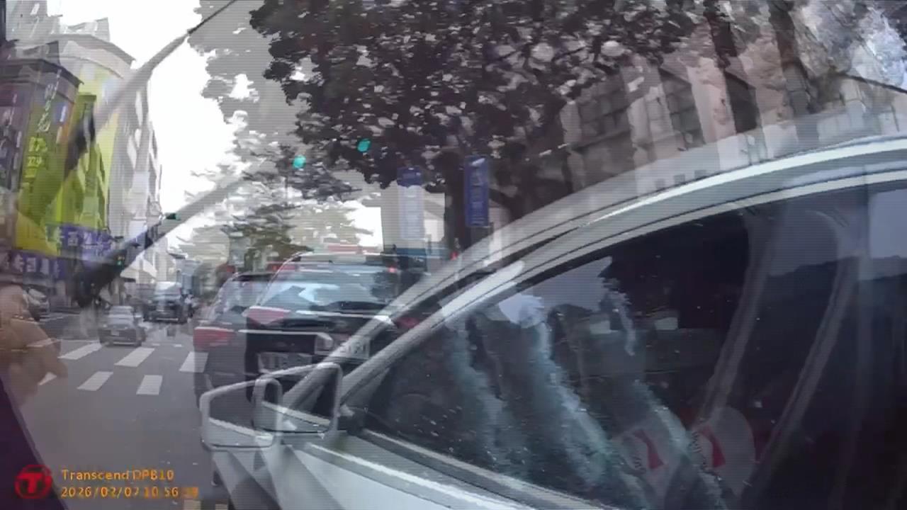 樹林火車站前警匪追逐！通緝犯拒檢衝撞波及「騎士+員警」