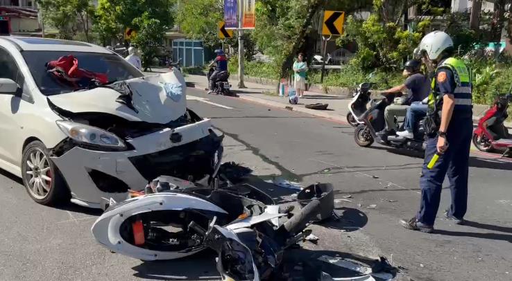 快新聞/搶快釀禍!機車猛撞左轉車「噴飛重摔」 零件四散慘況曝