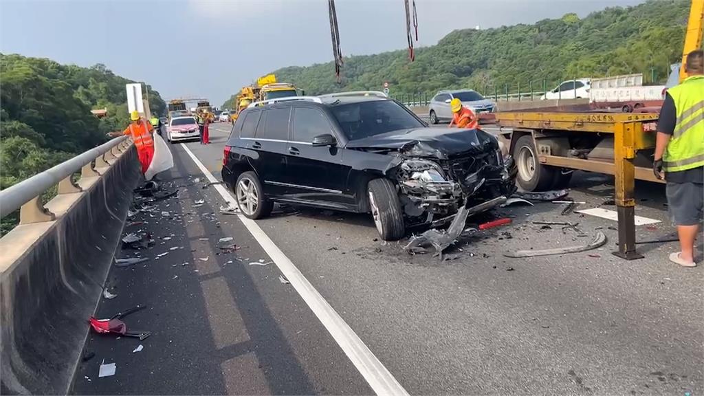 國3香山交流道出口連環車禍！　6車「撞一團」畫面曝