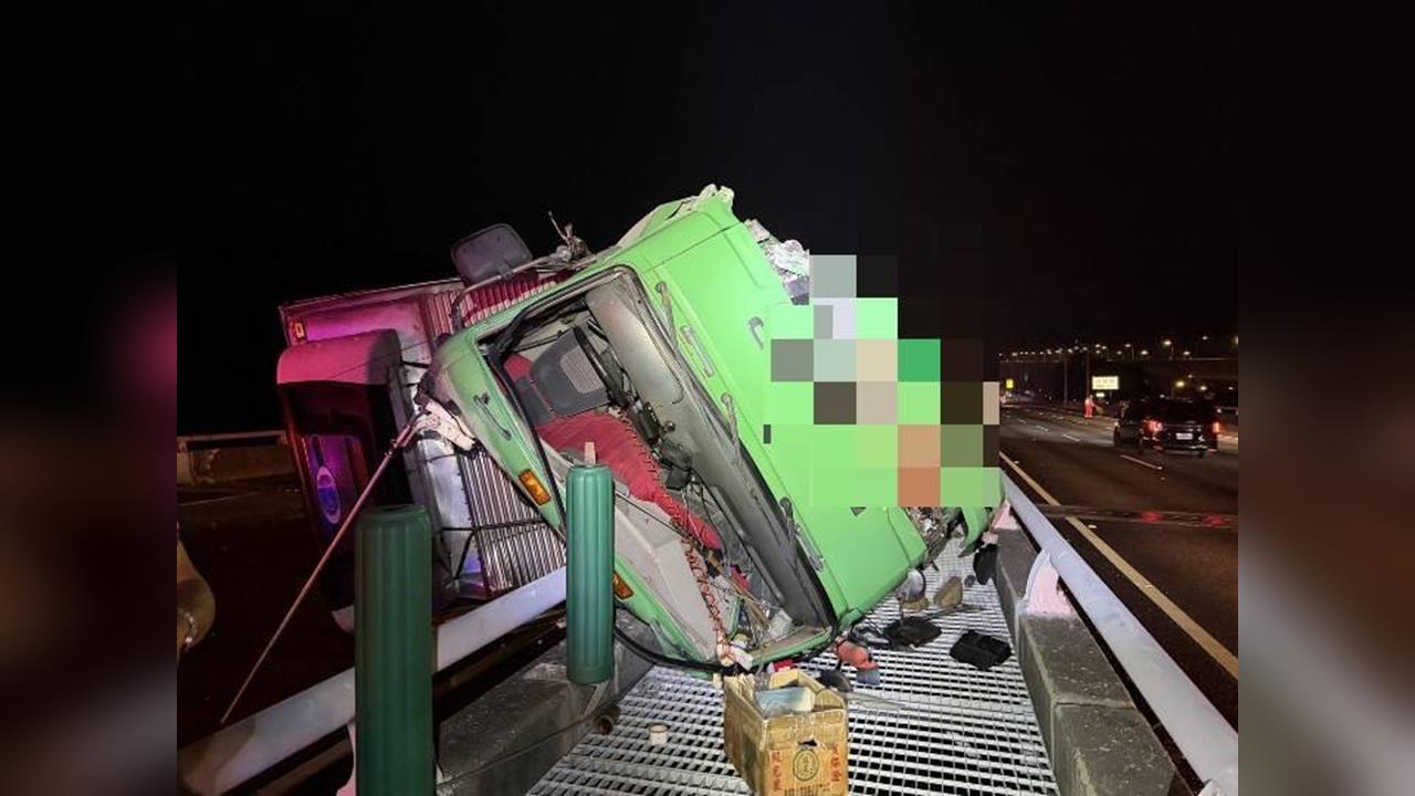 國1大貨車爆胎自撞護欄翻覆　零件散落波及17車