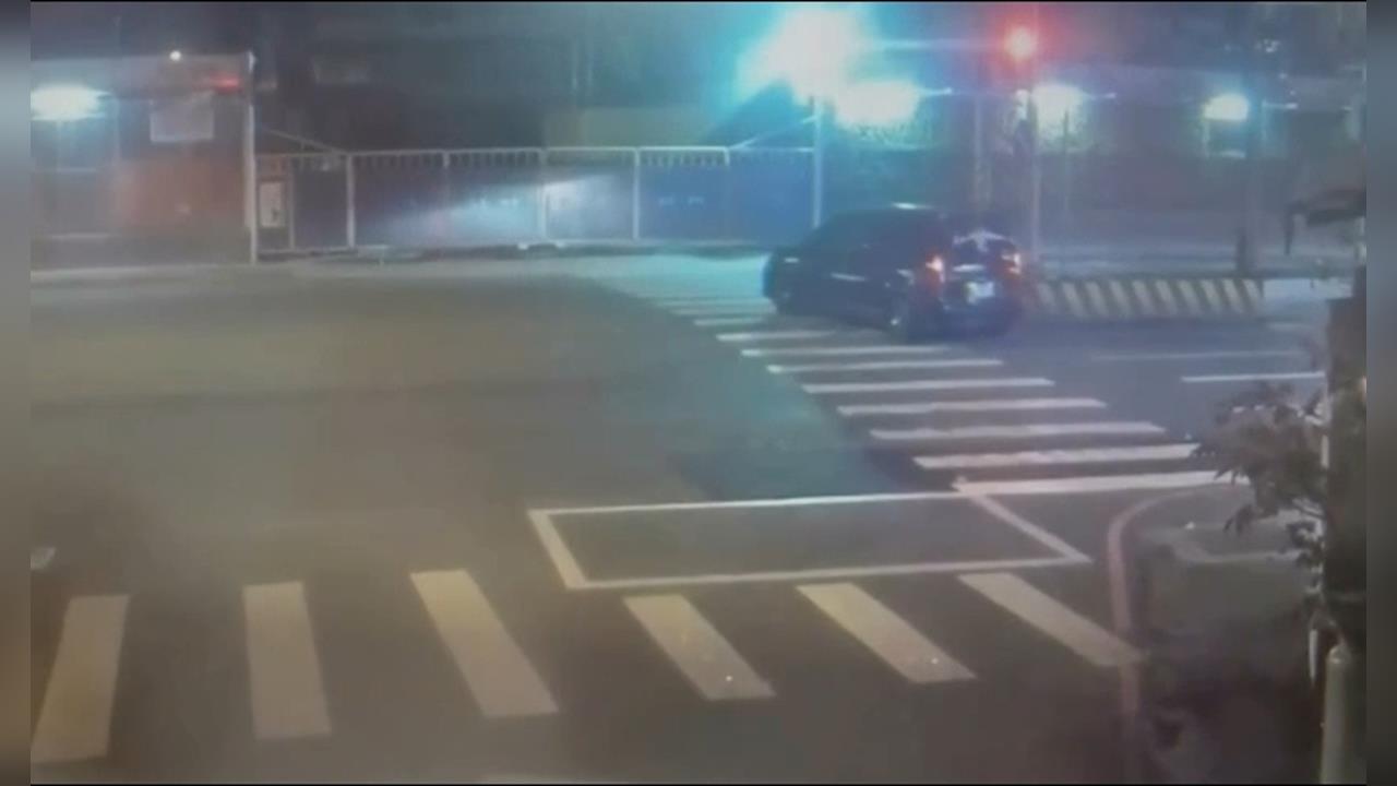 大馬路上甩尾撞分隔島　還狂開百米逃逸「搜出喪屍煙彈」