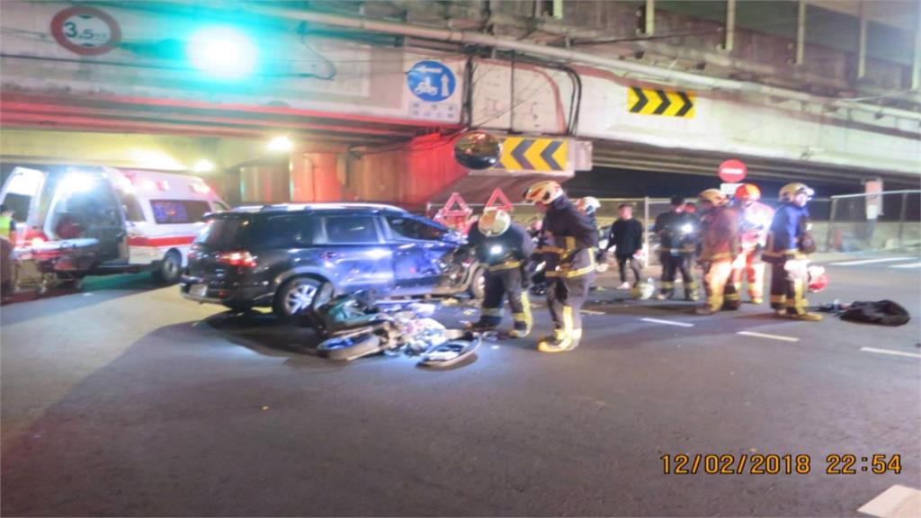 休旅車搶快左轉 機車騎士遭撞受困車底