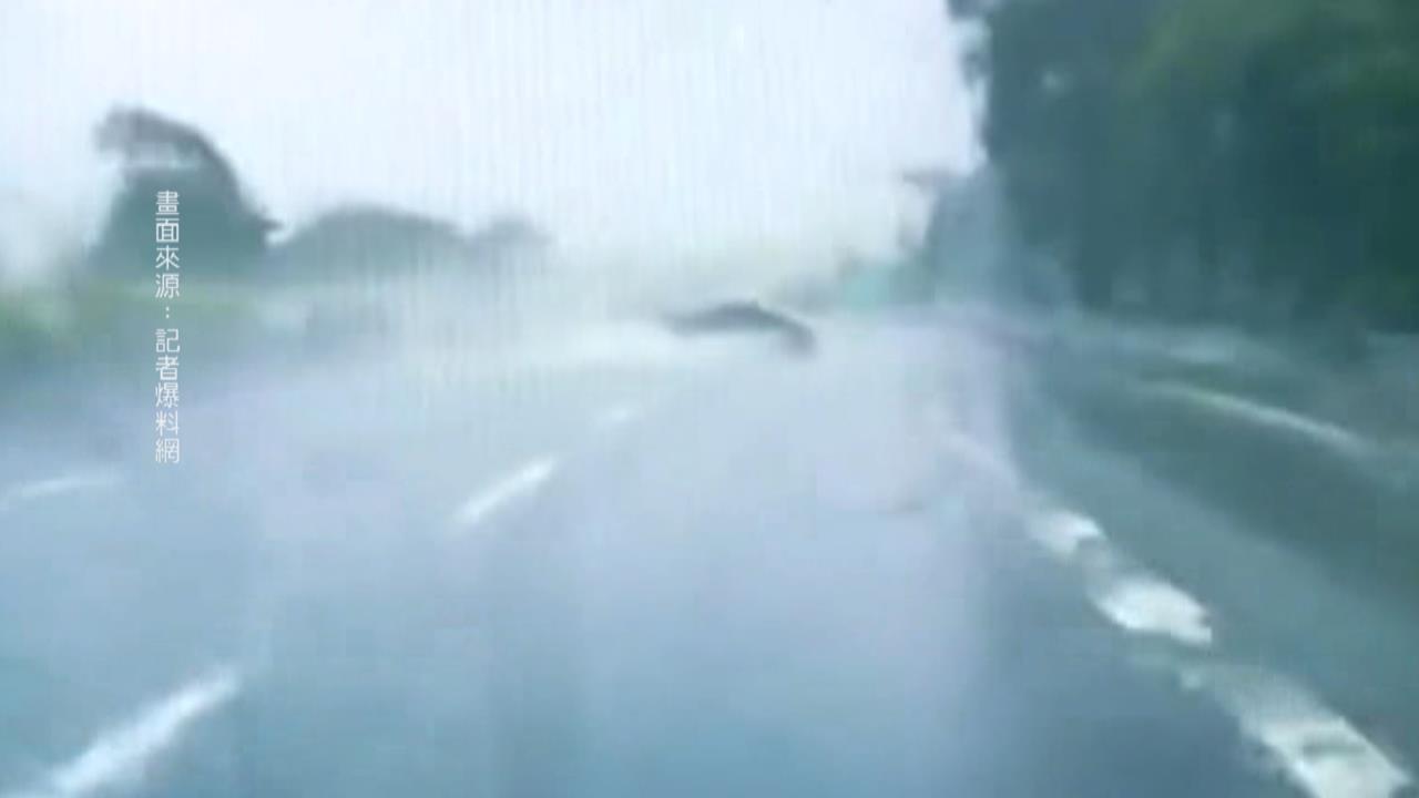 不是在演玩命關頭！　國道轎車打水漂自撞護欄