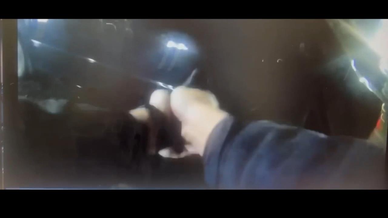 違規跨線被攔查！駕駛拒撿逃　警開槍攔阻自撞分隔島又毒駕