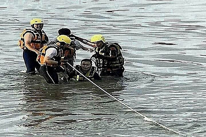 3名遊客受困沙洲 救難人員架繩索驚險救援