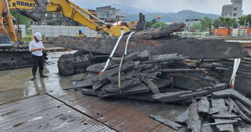 工地挖驚見「神祕古木」頭城疑沉船遺跡出土 專家12月現勘解謎