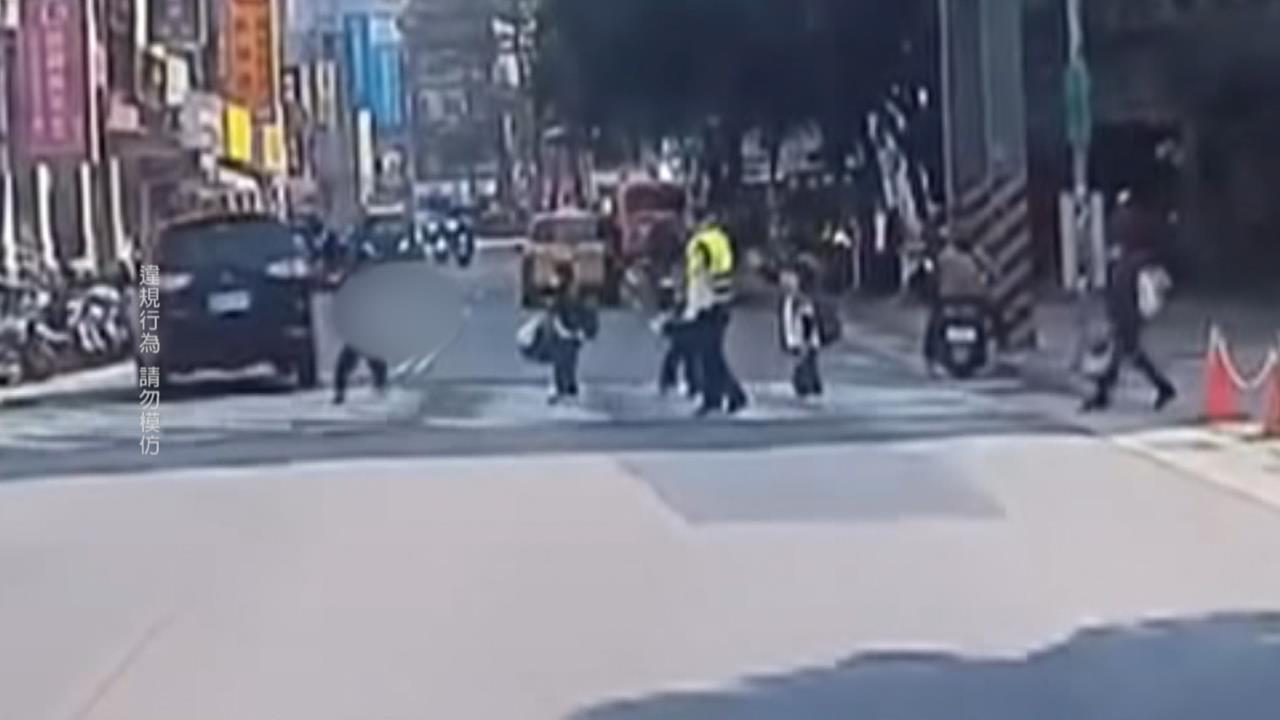 驚悚一瞬間！北投國小前加速闖紅燈　整排學童險遭撞