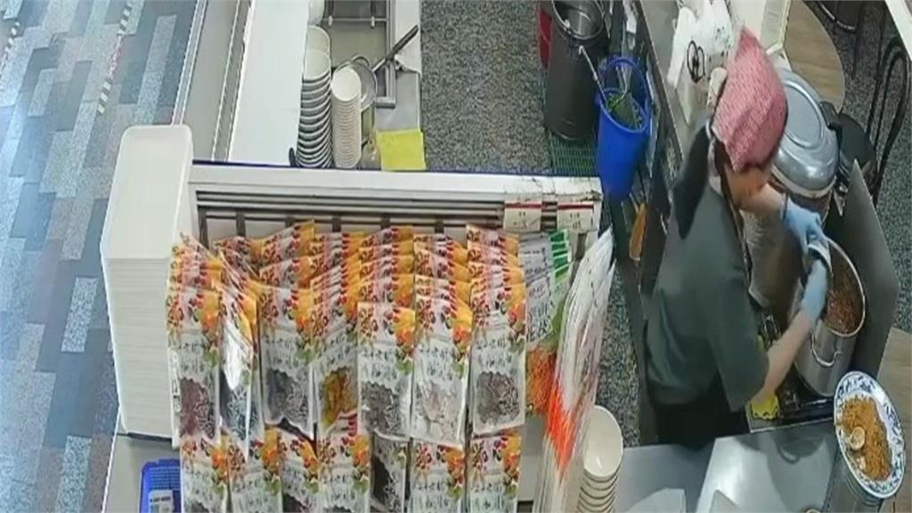 周氏蝦捲被爆「廚餘倒回鍋燉」！監視器畫面抓到…小老闆還原真相：即刻解聘