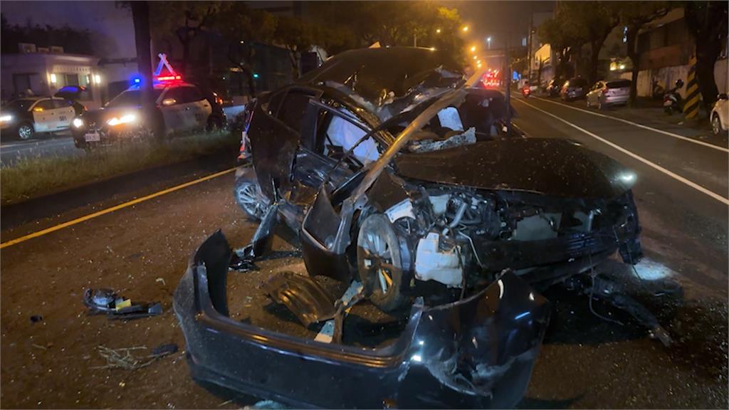 台中17歲少年無照駕駛租車　高速衝撞分隔島5人傷