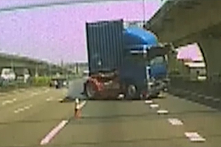 驚險一瞬間！員警國道排除事故 險遭聯結車追撞