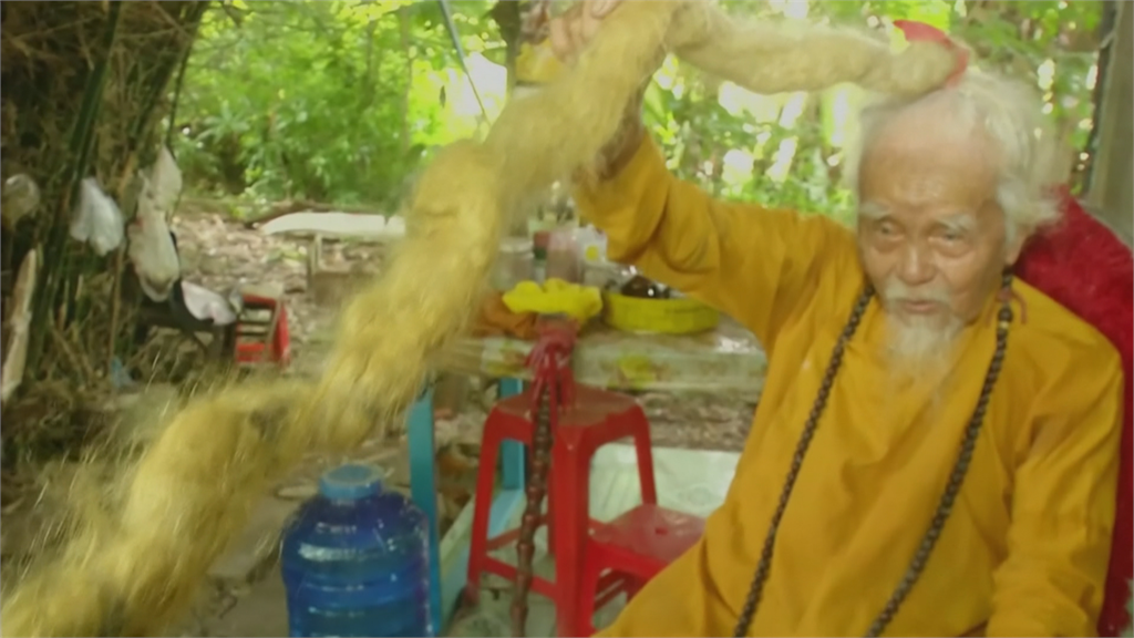 越南老翁超過70年沒剪髮 長達5公尺 猶如長蛇  