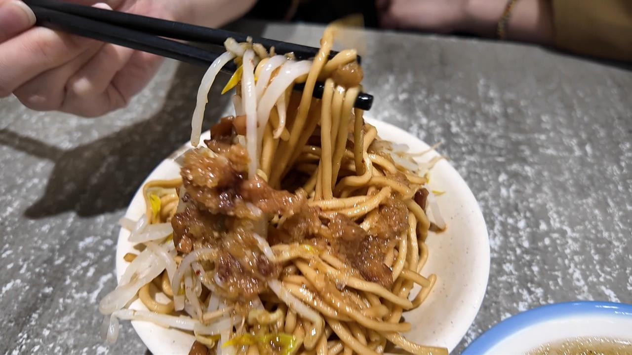 銅板價！肉羹+炒麵百元有找　業者巡桌「免費」加湯