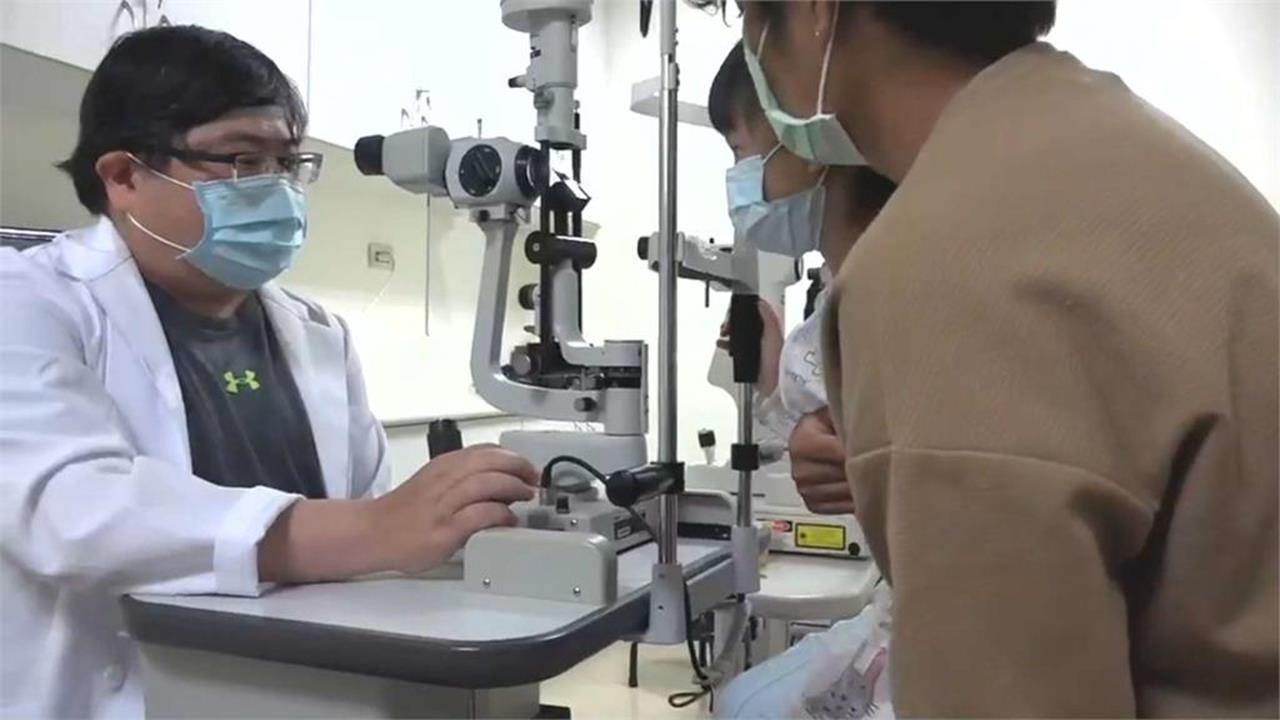 緊盯螢幕練電競…雙眼竟長「千顆結石」！眨眼狂磨傷眼球…醫曝「關鍵成因」