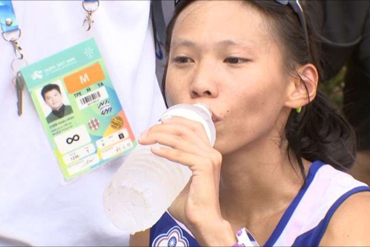 熱到受不了！半馬跑完 外國選手終點昏倒