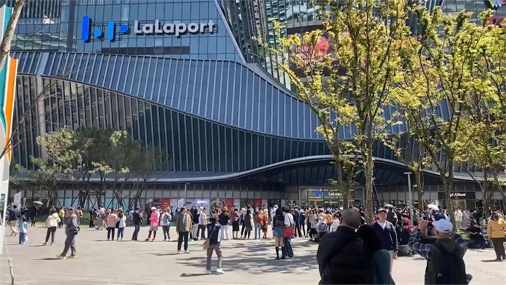 南港LaLaport　首迎週末　哈利波特迷開車北上排隊