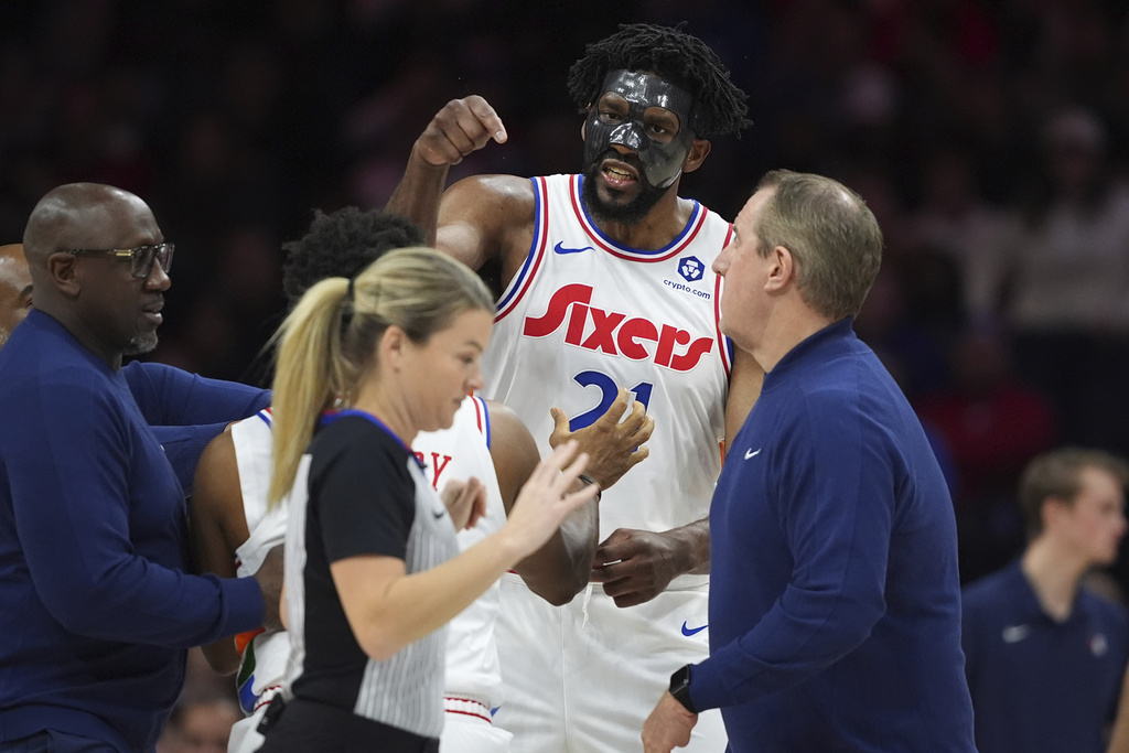 NBA(影)／七六人「鐵面人」不服女裁判判決險動手　連吞技術犯規遭驅逐出場