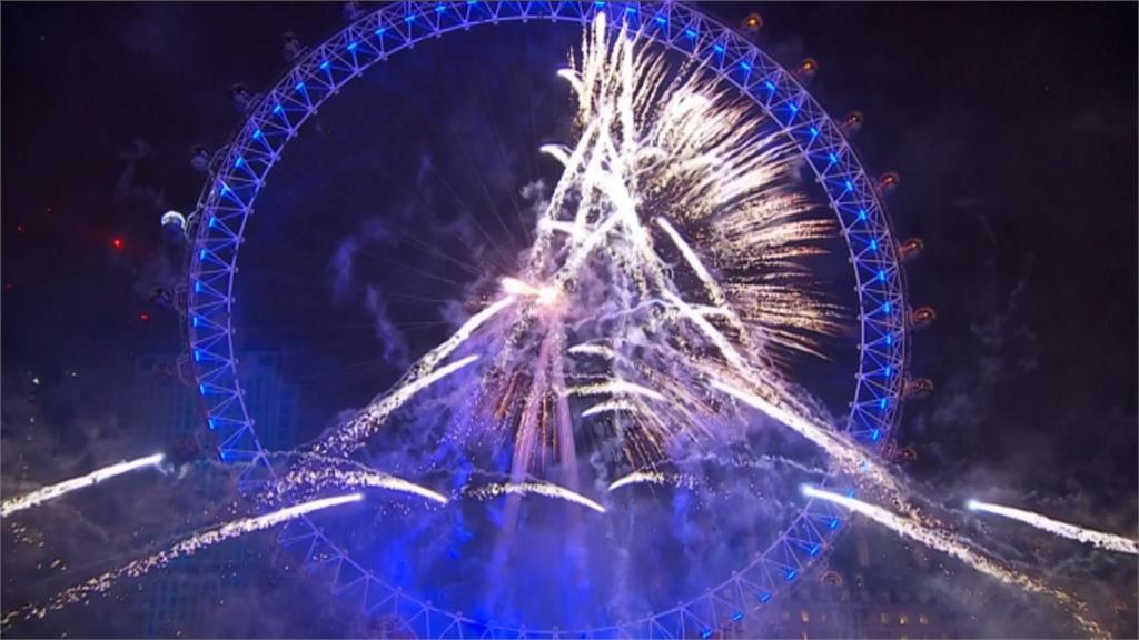 英國倫敦眼煙火齊放 照亮泰晤士河畔