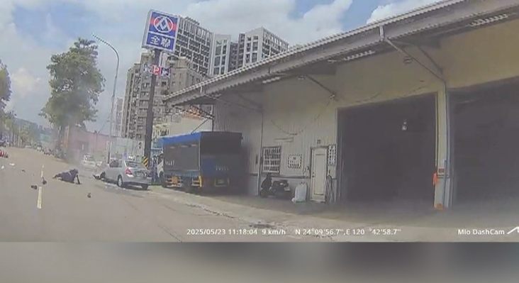 轎車衝撞女騎士造成騎士噴飛在地上翻滾送醫　警方在肇事車內搜出毒品