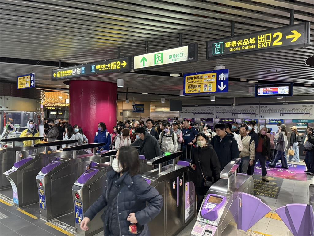 快新聞／情人節逾19萬人次搭機捷！　桃捷公司：單日運量僅次於今年跨年