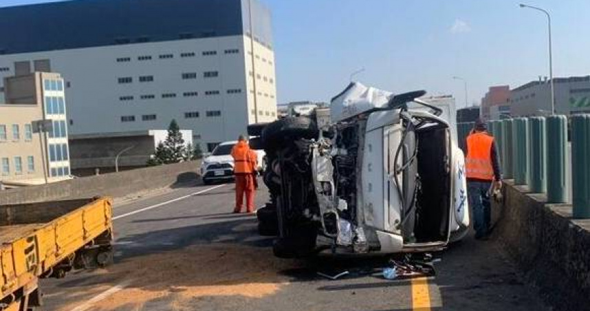台61線砂石車失控猛撞 小貨車翻覆卡護欄南下塞爆2小時
