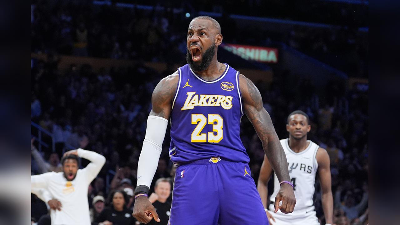 NBA(影)/40歲的殘暴美學!詹姆斯「狂野之扣」將馬刺213公分長人當海報背景