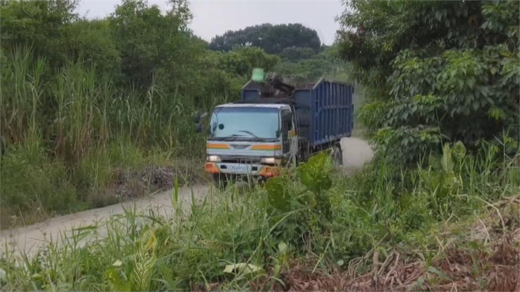 抓到了!民雄墓地非法倒廢棄物 砂石車司機依法送辦