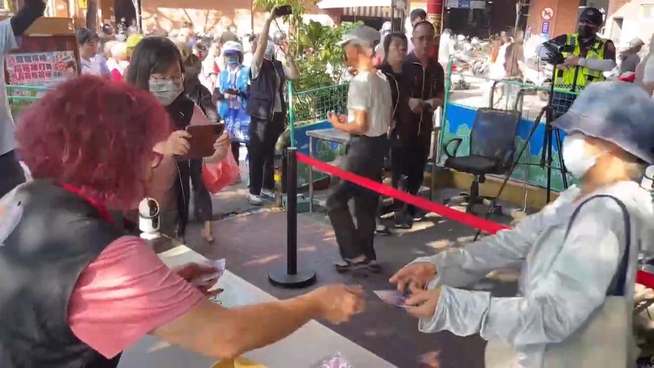 100元換200元　每人一天換2份！　台中物調券瘋搶　民眾凌晨1點半排隊卡位