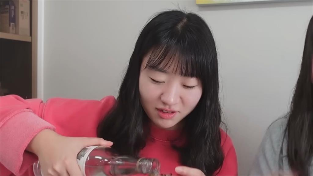 太狂了！南韓妞猛灌「高粱+沙士」　網友看了驚呆：烈酒這樣喝超猛